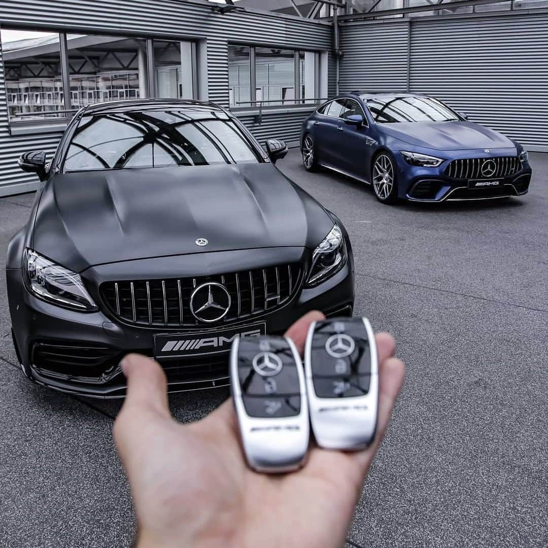 メルセデス・ベンツさんのインスタグラム写真 - (メルセデス・ベンツInstagram)「⚫ or 🔵 ? Photo via @mercedesbenzberlin. __________ [Mercedes-AMG GT 63 S 4MATIC+ 4-Türer Coupé | Kraftstoffverbrauch kombiniert: 11,3 l/100 km | CO₂-Emissionen kombiniert: 257 g/km | mb4.me/nefz/] . #MercedesBenz #🌟 #MercedesAMG #AMG #AMGGT63S #Lifeisarace #mbfanphoto #automotivedesign #leftorright #mbcar」6月30日 15時00分 - mercedesbenz