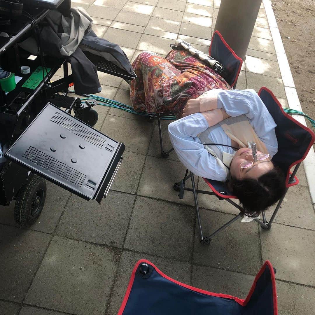 大根仁のインスタグラム：「いだてん現場、今日も記録森ちゃんか寝ています。蝿がたかっていました。」