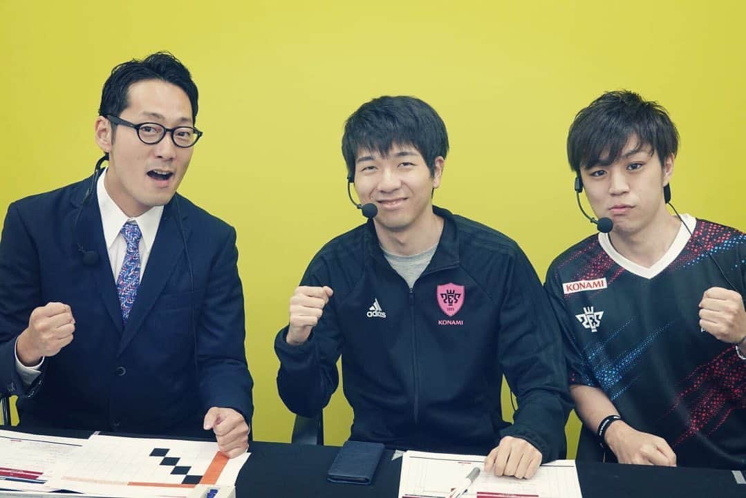 DJ MEGURUのインスタグラム：「2019シーズンのPES LEAGUEが終了しました。  今年はコナミ本社で行われた日本代表決定戦から日本サッカーミュージアムで行われたアジア予選、そしてエミレーツスタジアムで行われたWORLD FINALの日本語中継とすべての実況を担当させて頂きその過程を一から追ってきた自分として非常に思入れ深い大会となりました。  あまりサッカーやウイニングイレブンの細かい話をしても伝わらないと思うので割愛しますが、昨今焦点が当たっているe-Sportsの真の魅力、この業界が持っているポテンシャルを肌で感じました。  e-Sports否定派の人はゲームはスポーツじゃない！といいますがスポーツを応援している時その焦点は選手という「人」でありそれがゲームに置き換わってもプレーするのはまた「人」なのです。  今回ウイニングイレブンというサッカーゲームにすべてをかけたプレイヤーたちの汗と涙の全身全霊の戦いを余すことなくお伝えできたことは身に余る光栄であり、長い目で見た時にスタート地点に立ったばかりのこの業界の「今」ど真ん中に携われることを心から嬉しく思います。  選手の皆さん、スタッフの皆さん本当にお疲れ様でした！  そしてウイイレ2019は舞台を国体に移して茨城へとその想いが繋がれます。エントリーされる皆さん頑張ってください！僕は…愛知でエントリーして出ようかなぁ…。笑  #ウイニングイレブン #実況 #pes2019 #worldfinals #ウイニングイレブン2019 #esports #efootball #esportsmc #konami」