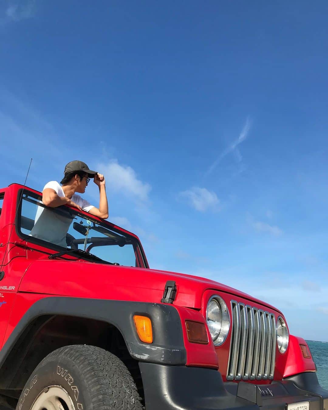 寺島速人のインスタグラム：「石垣島は32℃、シーズン入りました！ オープンで走ると暑いけど気持ち良い〜 #石垣島 #Jeep #jeepwrangler」