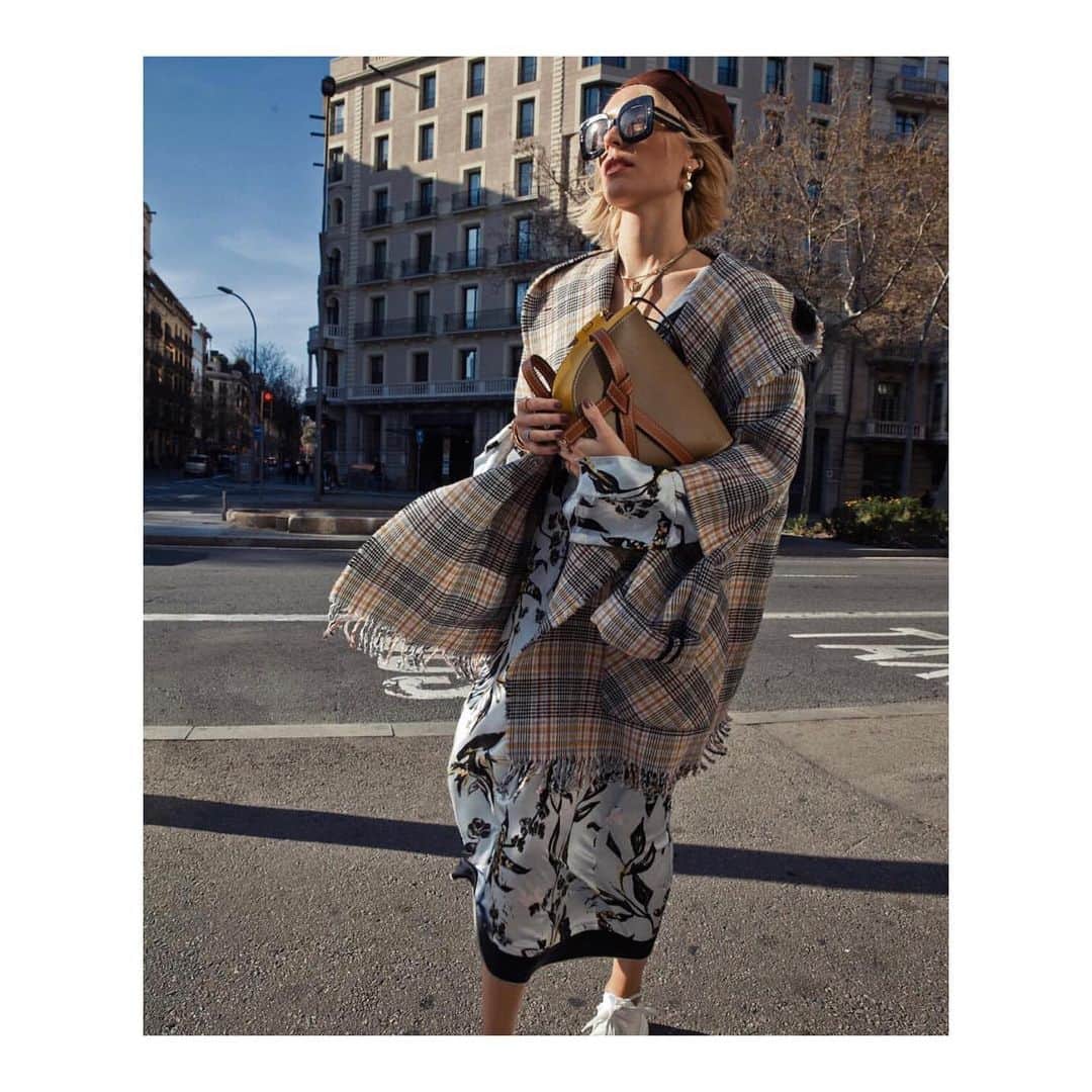 シューマッハさんのインスタグラム写真 - (シューマッハInstagram)「✨On the streets of Barcelona @vikyandthekid #vikyandthekid in #dorotheeschumacher #prefall19 #totallook #dresses #jackets #knitwear #barcelona #fashionistas #fashionlooks #fashionsuit #barcelona🇪🇸 #spain #happySunday #streetwear #streetstyle」6月30日 15時09分 - dorotheeschumacher