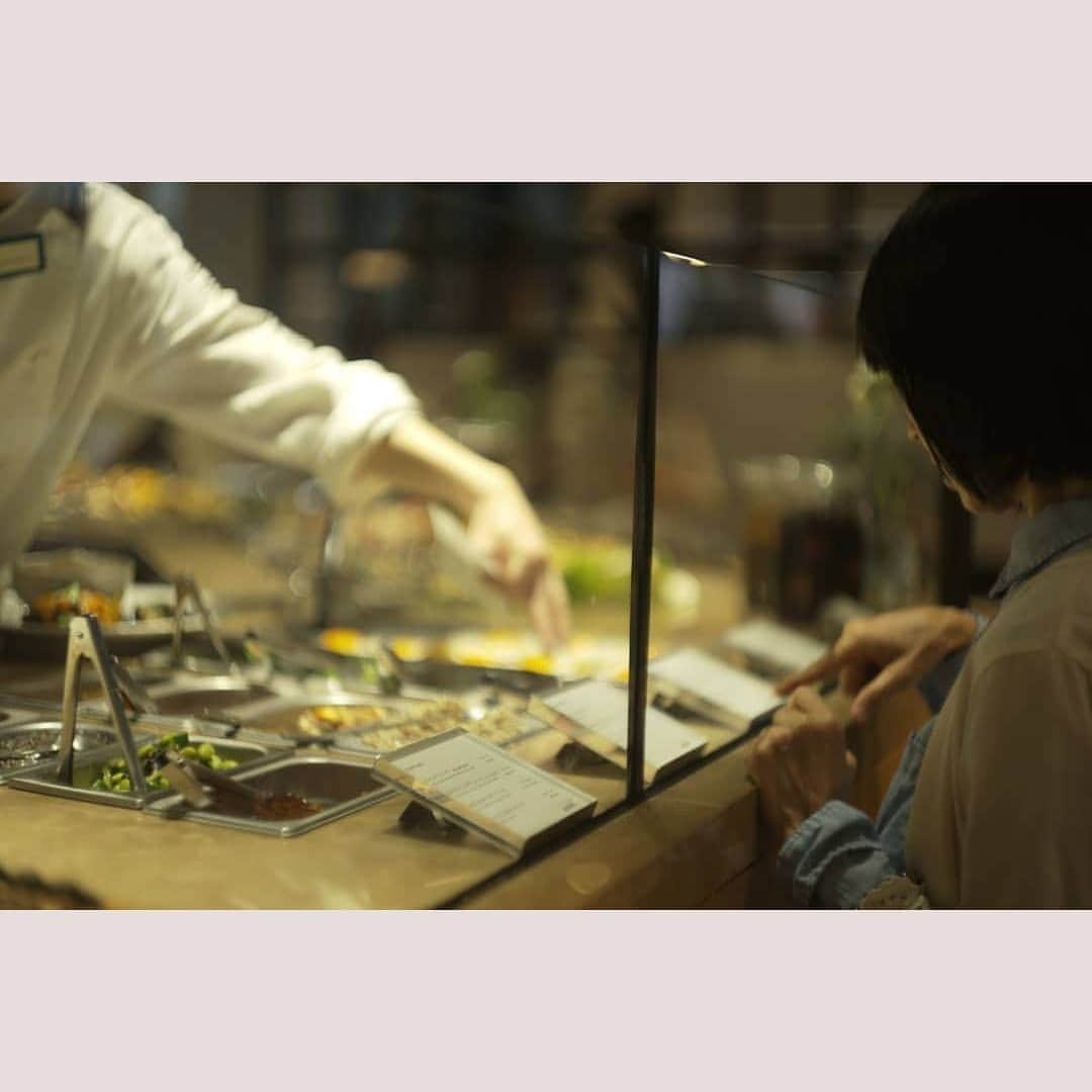 花澄さんのインスタグラム写真 - (花澄Instagram)「カアチャンが泊まりにきました。 ずっと行きたいって言っていた 青山のビーガンヌードルのお店へ。 麺と味付けとトッピングを それぞれ全部選べるんだって楽しい！ カアチャンを撮ったら やっぱりわたしにそっくり。(笑)  #leica#leicam10p#summarit#summarit50#summarit50mm#oldlens#ライカ#ライカm10p#ズマリット#ズマリット50mm#オールドレンズ#tokyo#japan#oldlens_tokyo#switar#macroswitar#macroswitar26mm#cinelens#シネレンズ#cityshopnoodle#aoyama」6月30日 15時10分 - textisan