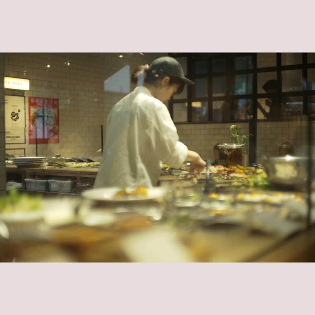 花澄さんのインスタグラム写真 - (花澄Instagram)「カアチャンが泊まりにきました。 ずっと行きたいって言っていた 青山のビーガンヌードルのお店へ。 麺と味付けとトッピングを それぞれ全部選べるんだって楽しい！ カアチャンを撮ったら やっぱりわたしにそっくり。(笑)  #leica#leicam10p#summarit#summarit50#summarit50mm#oldlens#ライカ#ライカm10p#ズマリット#ズマリット50mm#オールドレンズ#tokyo#japan#oldlens_tokyo#switar#macroswitar#macroswitar26mm#cinelens#シネレンズ#cityshopnoodle#aoyama」6月30日 15時10分 - textisan