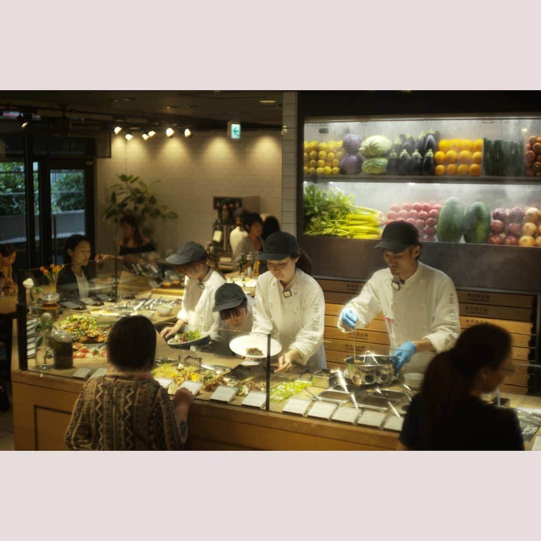 花澄さんのインスタグラム写真 - (花澄Instagram)「カアチャンが泊まりにきました。 ずっと行きたいって言っていた 青山のビーガンヌードルのお店へ。 麺と味付けとトッピングを それぞれ全部選べるんだって楽しい！ カアチャンを撮ったら やっぱりわたしにそっくり。(笑)  #leica#leicam10p#summarit#summarit50#summarit50mm#oldlens#ライカ#ライカm10p#ズマリット#ズマリット50mm#オールドレンズ#tokyo#japan#oldlens_tokyo#switar#macroswitar#macroswitar26mm#cinelens#シネレンズ#cityshopnoodle#aoyama」6月30日 15時10分 - textisan