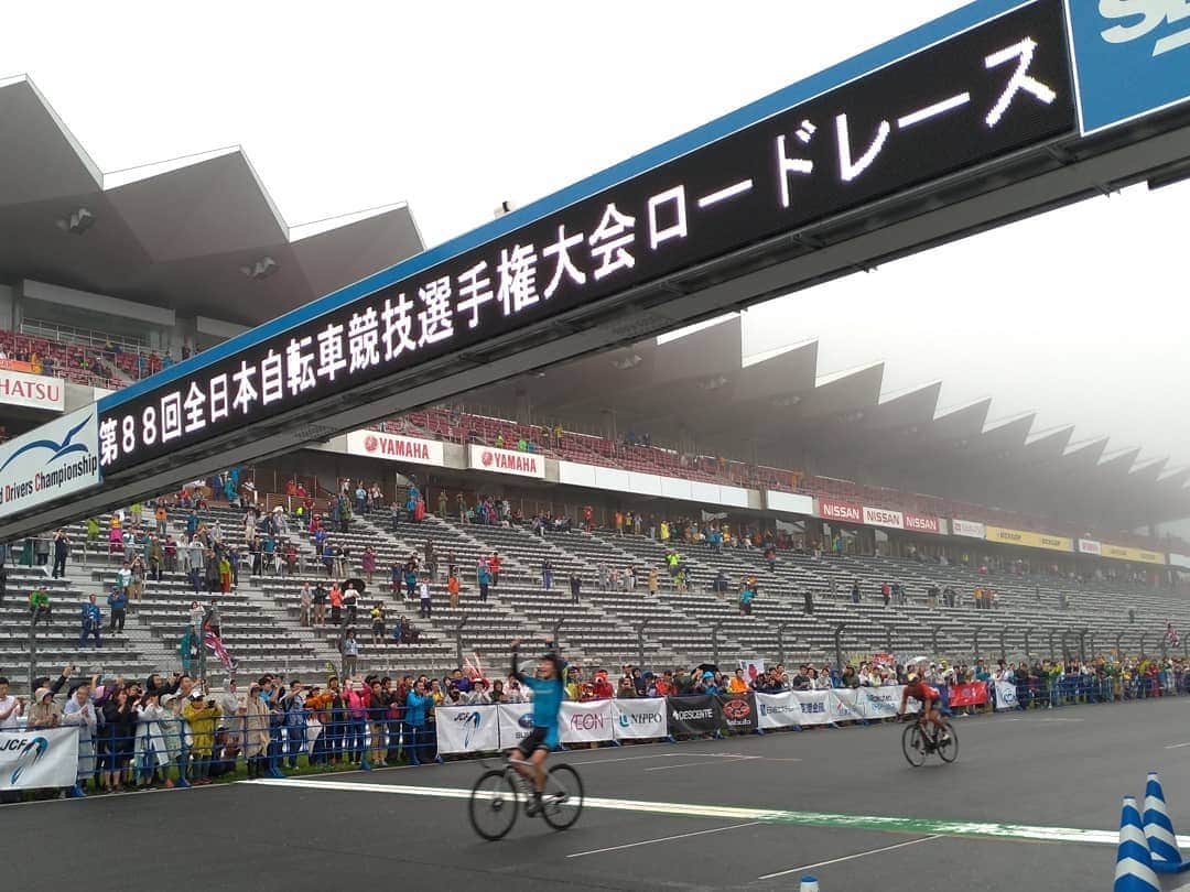 KhodaaBloomさんのインスタグラム写真 - (KhodaaBloomInstagram)「雨降りしきる富士スピードウェイで日本一のロードレーサーを決める全日本自転車競技選手権大会ロードレースが開催されました。  Honda栃木からは板大選手、佐川選手が出場しました。エース阿部選手は体調不良によるDNSとなりました。体調を本番に整えていくことはレースの基本ながら、日本一を決める舞台に登ることの難しさを感じさせます。  レースはスタート直後から振るい落としを掛けるかのような高速スピードで展開。スリッピングなコース状況も相まってHonda栃木は思うように走れません。縦に一列、長く伸びた集団が起こした中切れから思うように復帰できず、佐川選手、板大選手共に途中DNFとなりました。  優勝はシマノレーシング入部選手でした。残り数周から新城選手、横塚選手ら3名で逃げをしかけ、集団を置き去りにし、最後は新城幸也選手との一騎打ちのスプリント勝負に競り勝ちました。文句無しの日本一と言える走りを見せてくれました。  入部選手、おめでとうございます！  Honda栃木を応援頂いた皆さま、ありがとうございます！雨中の観戦、お疲れさまでした！  #KhodaaBloom #コーダーブルーム #Honda栃木 #jcf」6月30日 15時16分 - khodaabloom