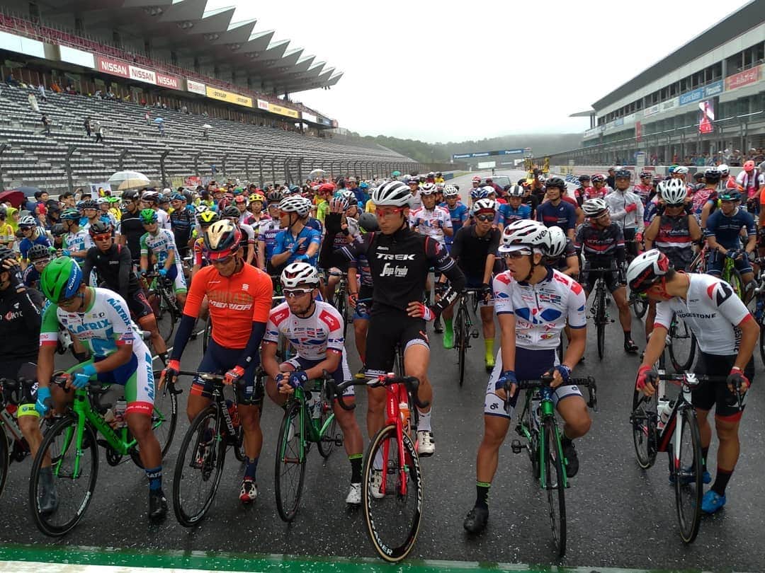 KhodaaBloomのインスタグラム：「雨降りしきる富士スピードウェイで日本一のロードレーサーを決める全日本自転車競技選手権大会ロードレースが開催されました。  Honda栃木からは板大選手、佐川選手が出場しました。エース阿部選手は体調不良によるDNSとなりました。体調を本番に整えていくことはレースの基本ながら、日本一を決める舞台に登ることの難しさを感じさせます。  レースはスタート直後から振るい落としを掛けるかのような高速スピードで展開。スリッピングなコース状況も相まってHonda栃木は思うように走れません。縦に一列、長く伸びた集団が起こした中切れから思うように復帰できず、佐川選手、板大選手共に途中DNFとなりました。  優勝はシマノレーシング入部選手でした。残り数周から新城選手、横塚選手ら3名で逃げをしかけ、集団を置き去りにし、最後は新城幸也選手との一騎打ちのスプリント勝負に競り勝ちました。文句無しの日本一と言える走りを見せてくれました。  入部選手、おめでとうございます！  Honda栃木を応援頂いた皆さま、ありがとうございます！雨中の観戦、お疲れさまでした！  #KhodaaBloom #コーダーブルーム #Honda栃木 #jcf」