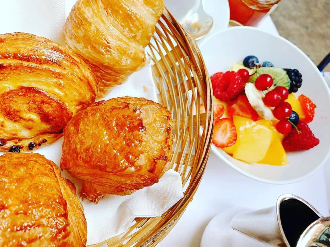 NAOMIさんのインスタグラム写真 - (NAOMIInstagram)「Parisでの朝食。 近くのHotelで朝食を。  #hotelcostes #Petitdéjeuner #まあ毎回似たものです（笑） #Croissant #saladedefruits #etCaféore @hotelcostes」6月30日 15時29分 - naominakano703