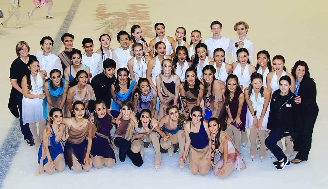 ベアトリサ・リャンのインスタグラム：「My heart 💜😭 love this team so much.  #losangelesicetheater #LAIT #laicetheater #laitjuniors #laitseniors #coachlife #ilovemyjob」