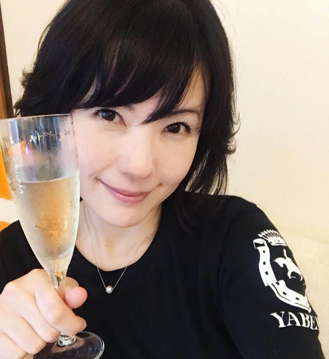 六車奈々さんのインスタグラム写真 - (六車奈々Instagram)「今日は頑張ったので、この時間から飲んでいいことにします^ - ^  あ、Tシャツは、みほちゃんに頂いた、『YABEKE』Tシャツ＾＾ 愛用しています！  #yabeke  #矢部みほ ちゃん #頂いた #tシャツ #頑張ったから #飲んじゃうよ」6月30日 15時37分 - nanarokusha