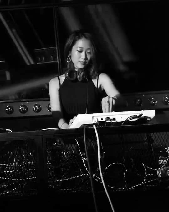 のインスタグラム：「ZIP-FM Bestie Night🎧🖤 ああ、DJ緊張した、、 Wチーム、サポートありがとうございました😭 暖かく楽しんでくれたパリピなお客さんたちに感謝です。♡ (この後ナビ4人+αで飲みに行きましたが写真撮り忘れました😂😭また行こうね！) #zipfm #名古屋 #kpop」