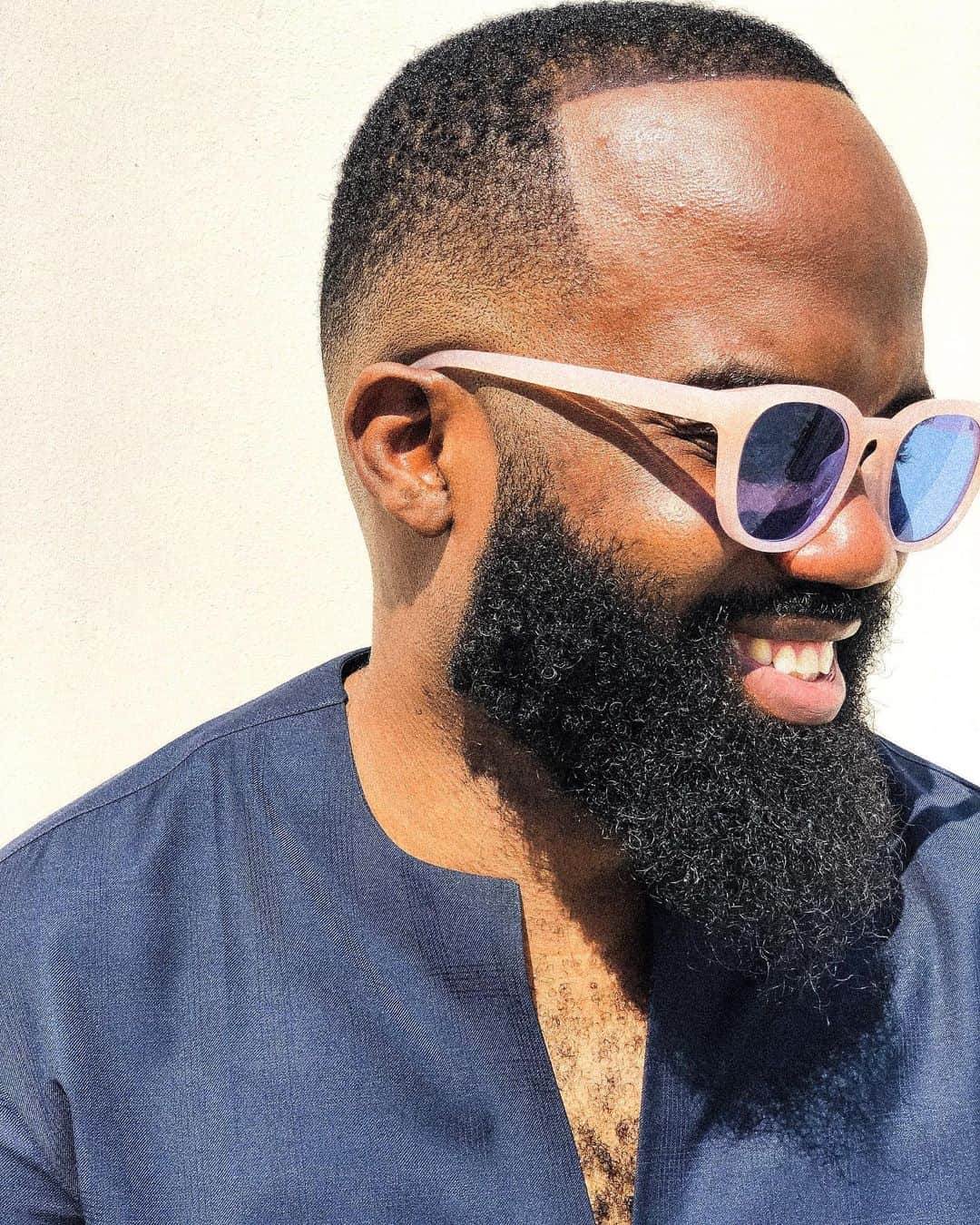 ノーブル・イグウェさんのインスタグラム写真 - (ノーブル・イグウェInstagram)「I was a proper Igbo boy and I hadn’t been to the Northern part of Nigeria but because my dad wanted me to experience my service year fully,he provided me with a car.  The agreement was that I wasn’t going to go to camp with the car, I was to complete the three weeks in camp and then return to pick up the car.  The trip to the camp was a funny one as our bus broke down on the way and we had to complete the trip on a truck conveying vows to the market in Gombe. Chai, onwero uzo esi ga Umuahia di nso.  I made a lot of friends during camp including the late MC Loph and I was lucky to have been selected to work in the OBS.  Working in  OBS saved me from a lot of camp activities and provided me with more opportunities to part of the team that handled burn fire nights and things relating to entertainment on camp ground.  As a Corp member, working in OBS ( Orientation Broadcasting Service ) guarantees you a posting to the capital of the state for primary assignment and I was posted to teach at Gombe High school,Gombe.  I went back to Aba, picked up my car,went back to Gombe and started work as the Fine Arts Teacher In Gombe High School.  Life was good.I had a car, lived in a private residence, had a show on NTA Gombe and I was a known face around Gombe. *Just imagine an Igbo with a black Mercedes 190*  Things were going just fine, until the Batch B members of Corp members were  sent to camp and I was chosen as a batch A to handle OBS and train new Batch B members.  I took my car to camp,wore timberland boots everyday until that faithful day.  It started off like every other day but Lawunmi insisted that she needed to have a word with me in private.  Private ????? Image :So You don’t forget that I’m a spice.」6月30日 15時44分 - noble_igwe