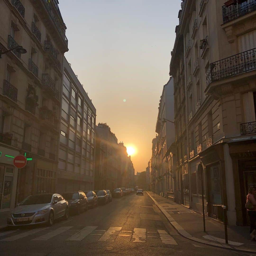 鈴木あやさんのインスタグラム写真 - (鈴木あやInstagram)「弾丸で #Paris へ🇫🇷✨ 今のパリは猛暑すぎてヘトヘトでしたが😂どこの道歩いても芸術的な作品や建物がちらほら建っていて見惚れちゃいました🥺💖 今まで行った国にはないようなレトロな雰囲気が私は大好きでした。必ずまた行きたい街になりました🥰  #france #effeltower #パリ #エッフェル塔 #一人旅でもまるで誰かに撮ってもらってるかのように撮るの得意 🥺 #🇫🇷」6月30日 15時52分 - techitechiaya