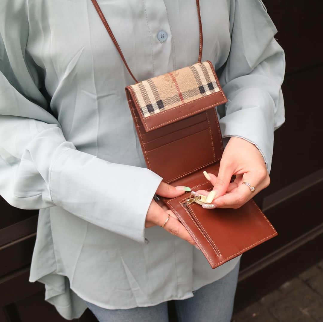 Vintage Brand Boutique AMOREさんのインスタグラム写真 - (Vintage Brand Boutique AMOREInstagram)「Burberrys Vintage shoulder wallet  Free Shipping Worldwide✈️ info@amorevintagetokyo.com #ヴィンテージ #バーバリー#ヴィンテージバーバリー#バーバリーコート #バーバリートレンチコート#ヴィンテージブランドブティック #アモーレ #アモーレトーキョー #表参道 #東京 #青山  #Burberry #vintageburberry #Burberryvintage #vintagebrandboutique #AMORE #amoretokyo #Tokyo #burberrytrenchcoat #Omotesando #Aoyama #vintagebag #burberrycoat」6月30日 15時54分 - amore_tokyo