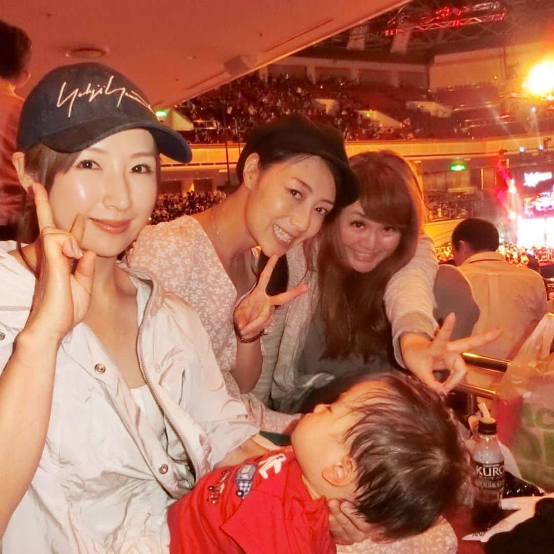 のインスタグラム：「……… ゆずぽん♡坊ちゃん♡なちゅ♡…そして、チームプロレス部✨ASUKAさんのモノマネで同じみのシマウタちゃん♡まーくん♡ ・ みんなで『WWE』観戦して参りましたぁ！✨海外の選手はタッパーもあるし、何せ迫力が違うね😍もう…大興奮！！✨海外で活躍してる日本人選手って、本当にすごいと思います❣️カッコいい〜✨ KAIRIさんはリングでは強いのにご挨拶した時は、本当に可愛い😍かったです！！✨ ・ いつか本場のWWE観戦しに、アメリカ🇺🇸行きたいなぁ〜✨」