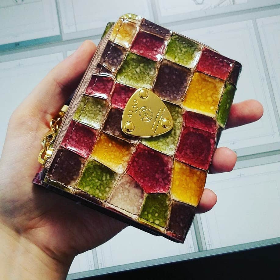 朱神宝のインスタグラム：「小さいお財布届いたー😍 長財布と比較するとやはりコンパクト❗✨ こういうステンドグラスな柄と色合いが好きだから、また同じシリーズにしてしまった‼️ 大事に使おう😊 #ATAO #財布 #ステンドグラス」