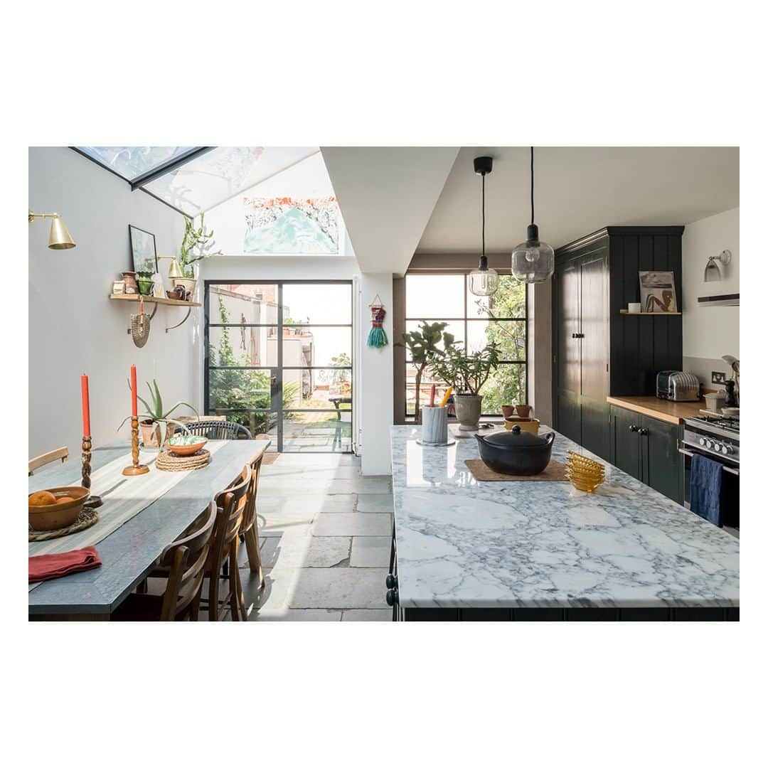 The Modern Houseさんのインスタグラム写真 - (The Modern HouseInstagram)「One of a Kind: a thoughtfully-considered three-bedroom Victorian home in Nunhead. Follow the link in our bio to see the sales listing.」6月30日 16時00分 - themodernhouse