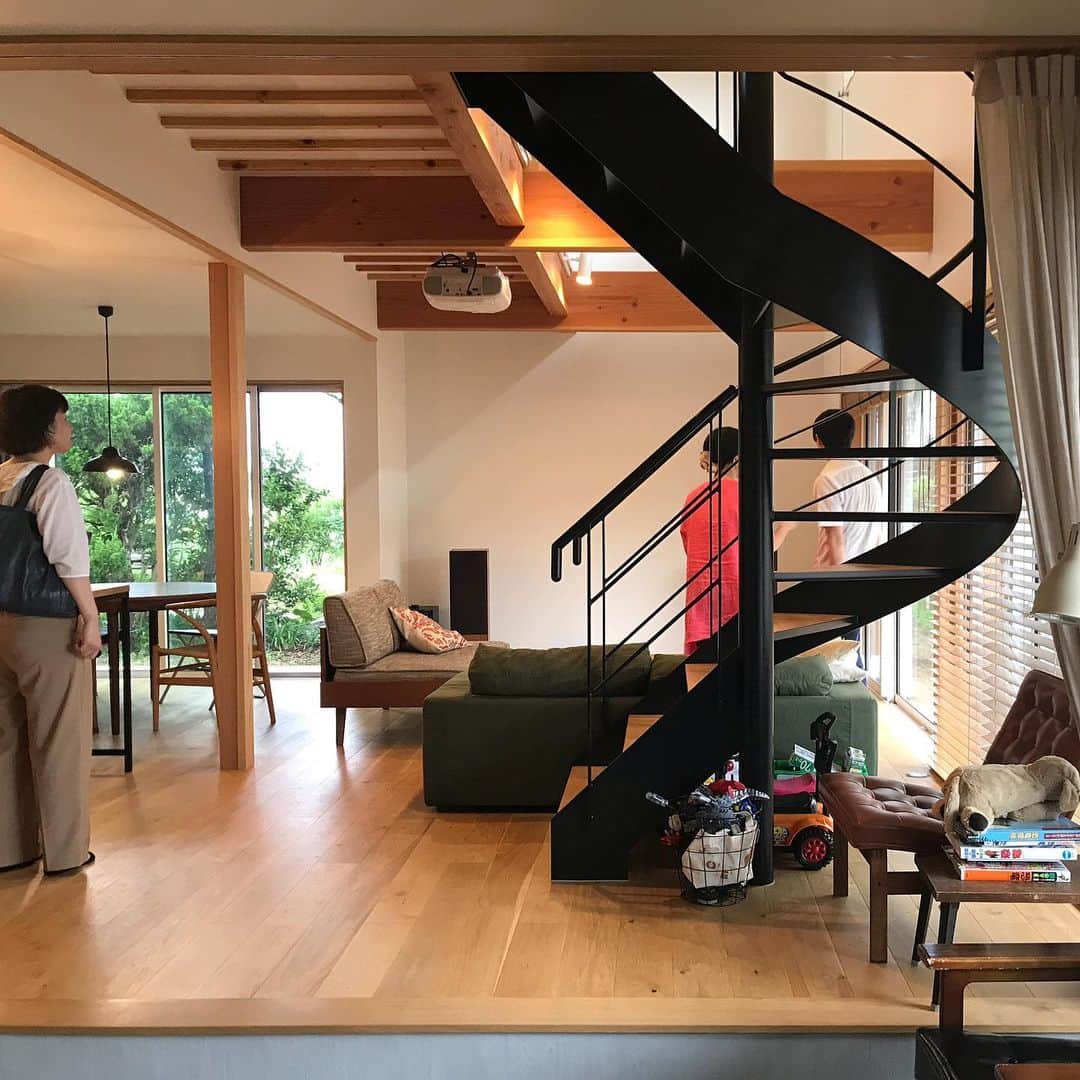 伊藤瑞貴建築設計事務所のインスタグラム：「久しぶりに「ばんでんのいえ」まで！  ーーーーーーーーーーーーーー @mizukiitooo ーーーーーーーーーーーーーー #フルオーダー #デザイン #インテリア #建築家 #建築家とつくる家  #つながる家プロジェクト #ロングライフデザイン #スローライフ #緑のある暮らし #サスティナブル #パッシブハウス  #マイホーム #マイホーム計画 #マイホーム記録  #福井県  #architects #architettura #architecture  #green  #architects #architecture  #archilovers  #simple  #simplelife  #伊藤瑞貴建築設計事務所  ーーーーーーーーーーーーーー URL：http://miaaa.biz/ ーーーーーーーーーーーーーー」