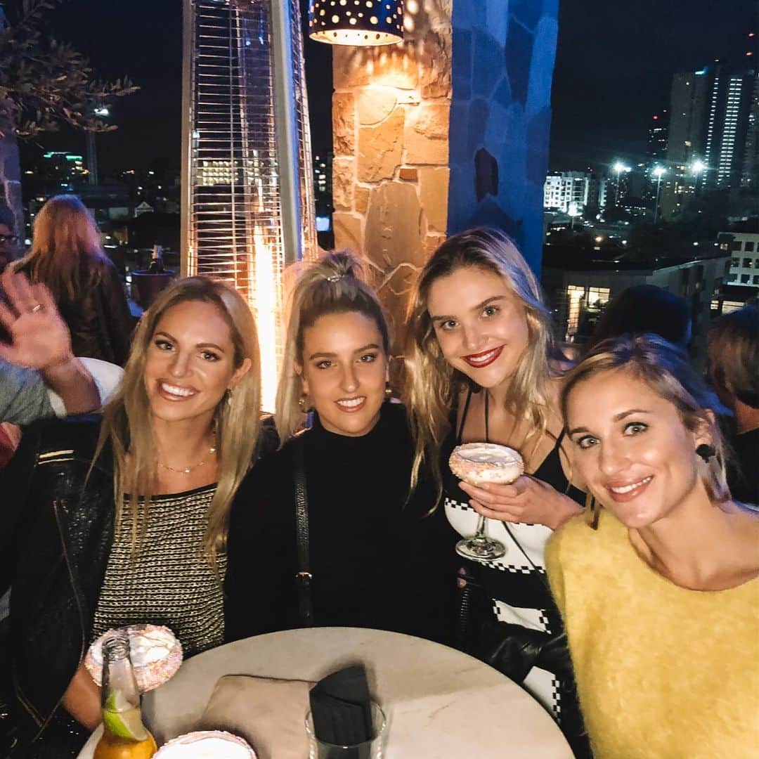 ブリタニー・エルムズリーのインスタグラム：「Always a good time with these hunniiies💃🏽🍸」