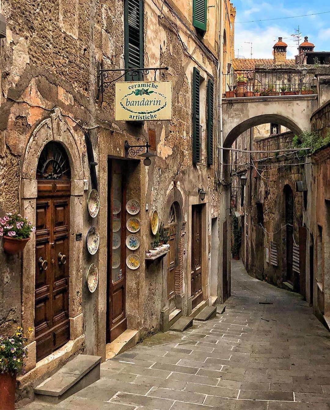 9GAGさんのインスタグラム写真 - (9GAGInstagram)「Tuscany charms you with its beautiful landscapes and historic cities Follow @voyaged for more places to visit this summer! | By @golden_heart - #9gag #voyaged」6月30日 16時09分 - 9gag