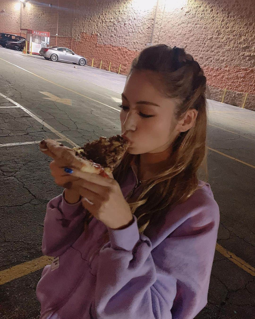 楓さんのインスタグラム写真 - (楓Instagram)「pizzaを食べてパワーチャージ🍕 さあ残りの撮影も頑張りまする🤟🏻🤟🏻🤟🏻」6月30日 16時13分 - kaede_