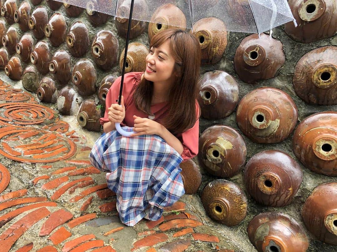 のインスタグラム：「. #やきもの散歩道🌱 使わなくなった土管や焼酎瓶が、 至るところに散りばめられています。  雨粒でより一層美しく艶めきます✨  #愛知県 #常滑 #常滑焼」