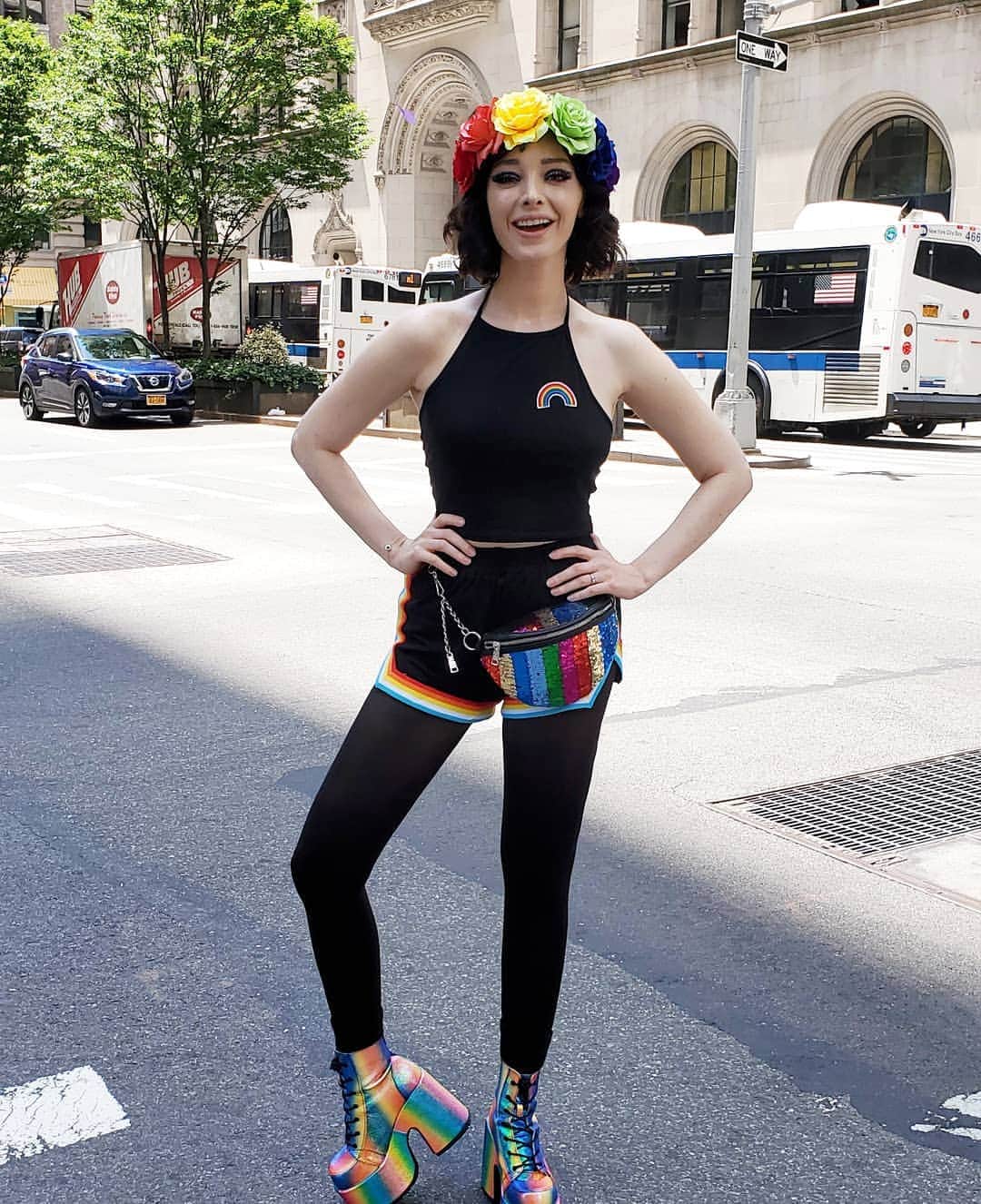 エマ・デュモンのインスタグラム：「Happy World Pride everyone. Today is all about love and I feel so blessed to be spending this holiday with the people I love. ❤🧡💛💚💙💜🖤 Wish everyone you see a happy pride because we should all be celebrating and don't forget black and brown in your pride flags. Love you all! #pride #worldpride2019」