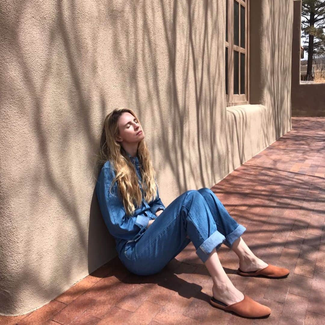 ブリット・マーリングのインスタグラム：「chilling in front of Georgia O’Keefe museum thinking on all the great female artists (some celebrated, many not as celebrated as they should be) who used observing nature closely as a starting point for creating work that explored laws of nature, the spiritual, the supernatural. Swipe for O’Keefe, Emma Kunz, Hilma Af Klint, Agnes Pelton.  Af Klint was making her work at the turn of the century exploring abstraction years before Kandinsky and Mondrian.  So there is actually a Mother of 21st century abstractionism before there was a father.」