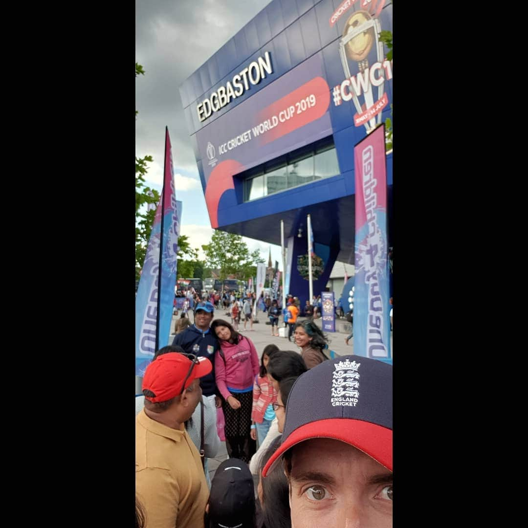 ジェームズ・フェルプスさんのインスタグラム写真 - (ジェームズ・フェルプスInstagram)「Great seeing England win in the World Cup at Edgbaston today. Sorry to the family for photo bombing for this photo... #idontlikecricketiloveit #indiavsengland #iccworldcup2019」7月1日 3時10分 - jamesphelps_pictures