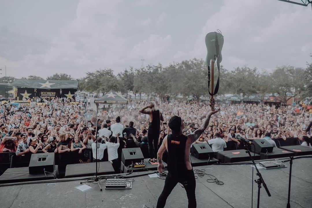 ジャスティン・ヒルズのインスタグラム：「Get over to the @monsterenergy stage and watch your boys @sleepingwithsirens at 5:20 today @vanswarpedtour」