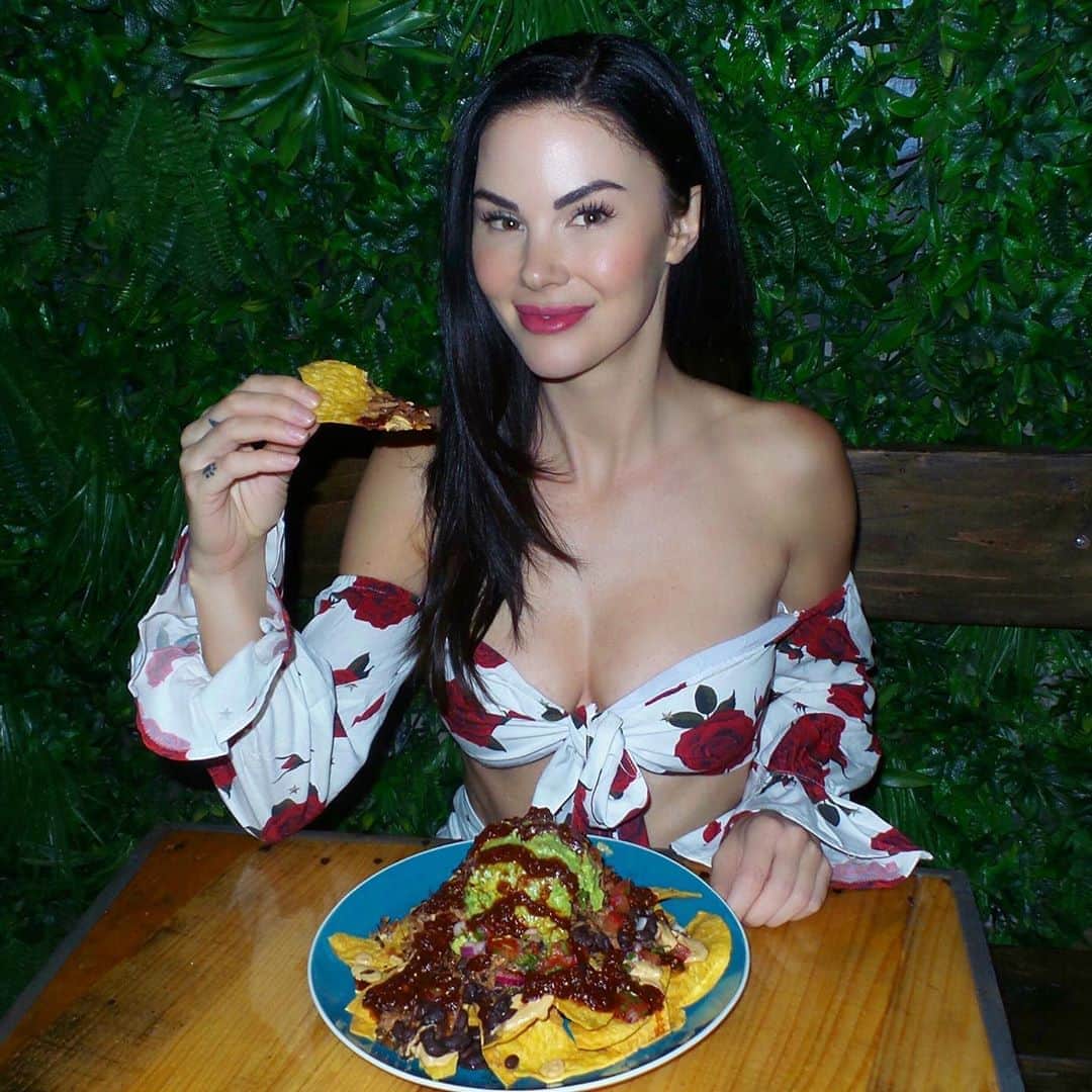 ジェイド・ニコルのインスタグラム：「Best Mexican food I have ever had!!@sugartaco 🌱🌮🚀 best part about it is that it is all made from plants, sooo by eating it you are helping us save animals and the planet 🌎 what could be better? Sunday’s are meant for patios so come join us for brunch 🌱🎉 📍7257 Melrose Avenue 🌱 Carnitas Gordo Nachos with guacamole 💃🏻 @whitefoxboutique  #sugartaco #veganfood #veganmexicanfood #veganlosangeles #summertime #nachos #california #plantbased #melroseavenue #smallbusiness #womenownedbusiness」
