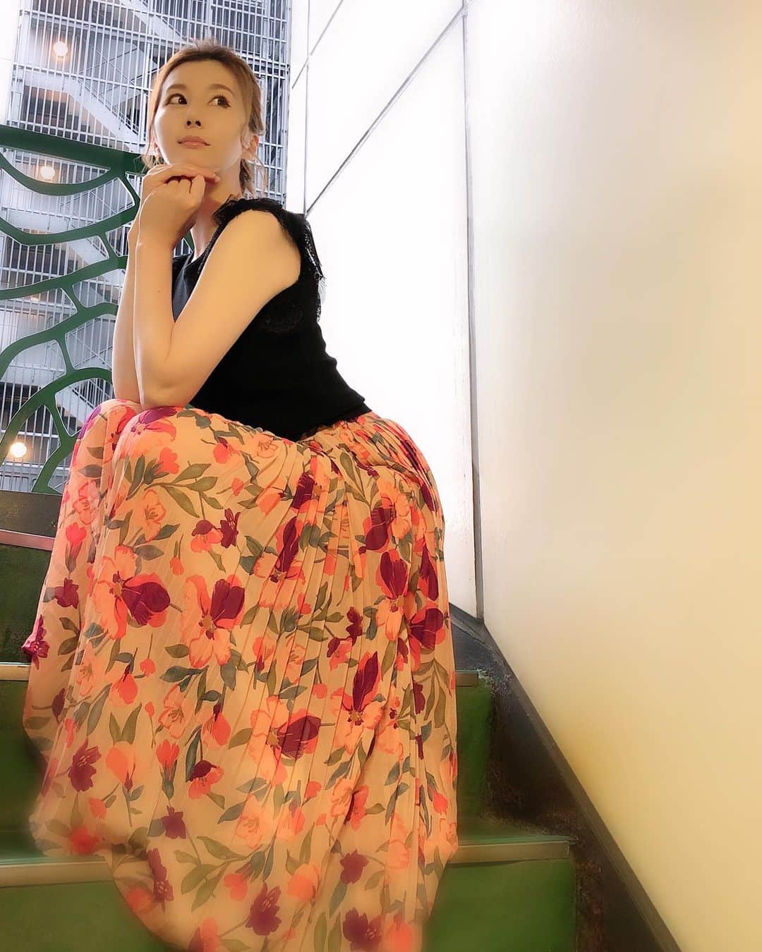 辰巳ゆいのインスタグラム：「今日は、小料理屋たつみ！ ありがとうございました💕 今日は、私服DAYでした♪ . #u_dresser さんから届いたかわいいスカート履いてみた💐 . . #u_dresser #スカート #かわいい #小料理屋たつみ #ありがとう」