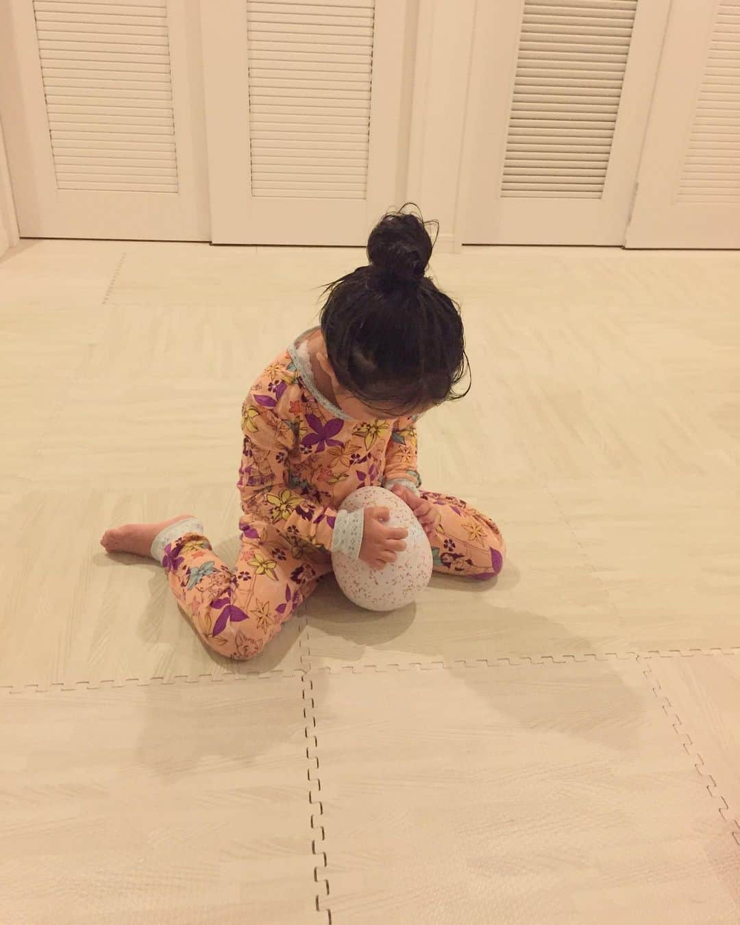 山根良顕さんのインスタグラム写真 - (山根良顕Instagram)「皆さんのお子さん達の話も楽しいですね〜！ これはちょっと前の娘の誕生日！ プレゼントは、卵w生まれた後、名前つけてましたw #hatchimals #うまれてウーモ」7月1日 1時48分 - ungirls_yamane