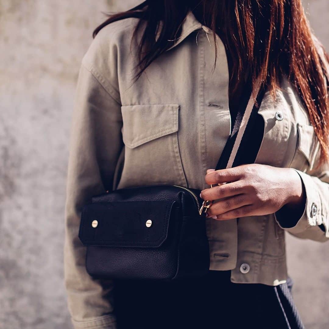 アクセサライズのインスタグラム：「Go from weekend-play to work with the Una cross body; a modern salute to the utility trend. Remember, enjoy up to 50% off selected items within the Accessorize sale now. *while stocks last. 🔍900160300  Tap the link in the bio to shop now.  #Accessorize #Accessorizer」
