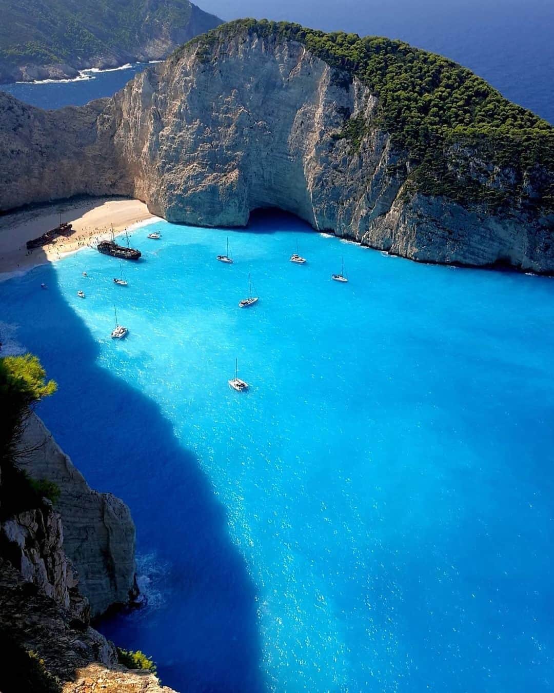 Earth Picsさんのインスタグラム写真 - (Earth PicsInstagram)「Paradise destination of Zakynthos 💦 Photo by @mixtita」7月1日 1時58分 - earthpix