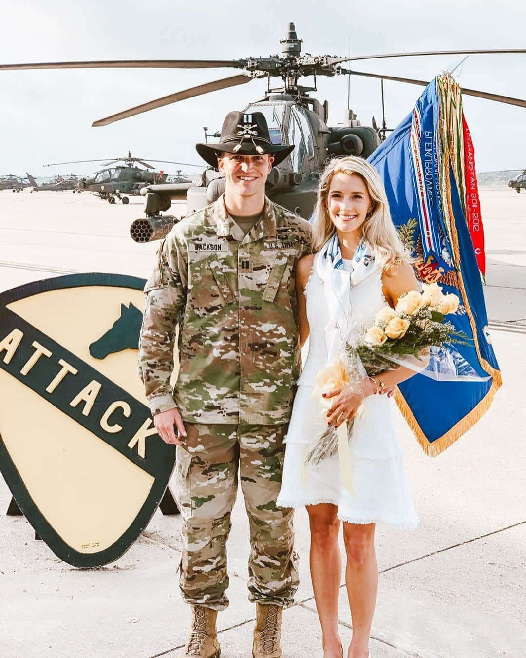 ベッキー・ベレスウィルのインスタグラム：「Congratulations on taking Command CPT Jackson! Grateful for the warm Texas welcome from our 1st Air Calvary Brigade 1-227th ARB family! 🤠🇺🇸💛 @_ken_jackson」