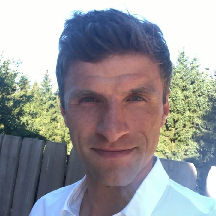トーマス・ミュラーのインスタグラム：「Die Sommerpause ist schon fast wieder vorbei und ich freu mich schon auf die Vorbereitung und die neue Saison ⚽️💪 In der trainingsfreien Zeit habe ich viele coole Dinge erlebt. Wenn ihr Lust habt mehr zu erfahren, meldet euch gerne bei meinem kostenlosen Newsletter an (Link in der Bio👆). Da gibt’s monatlich persönliche Einblicke von mir 😉 #esmuellert #thomasmüller #newsletter  My international friends, the newsletter is in German, since that is my native language. As always, I keep you up to date on Social Media and my website 👍」