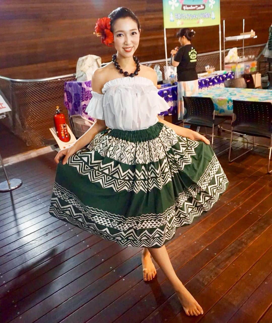 のインスタグラム：「フラの発表会🌴  仕事の合間にがんばってよかった。 おばあちゃんになっても踊っていられますように🌺 . . 「練習は一番下手、本番は私が一番」 「苦しければ苦しいほどお客さんは楽しい」. . ↑昔から大事にしてるダンス名言☺️ . , . #太平洋文化芸術祭  #横浜 #大さん橋 #フラ #フラガール  #つけまつげ #目が３倍 #👁 #🦴のご心配ありがとうございました #カルシウムダンサーれーな」