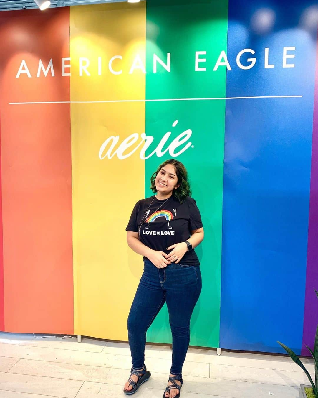 American Eagleさんのインスタグラム写真 - (American EagleInstagram)「A month full of ❤️🧡💛💚💙💜 Happy #WorldPride everyone! We celebrated yesterday in New York with @aerie and a Pride Panel featuring #AExMECouncil member @thatweirdchild__. Check out stories to see more!」7月1日 2時19分 - americaneagle