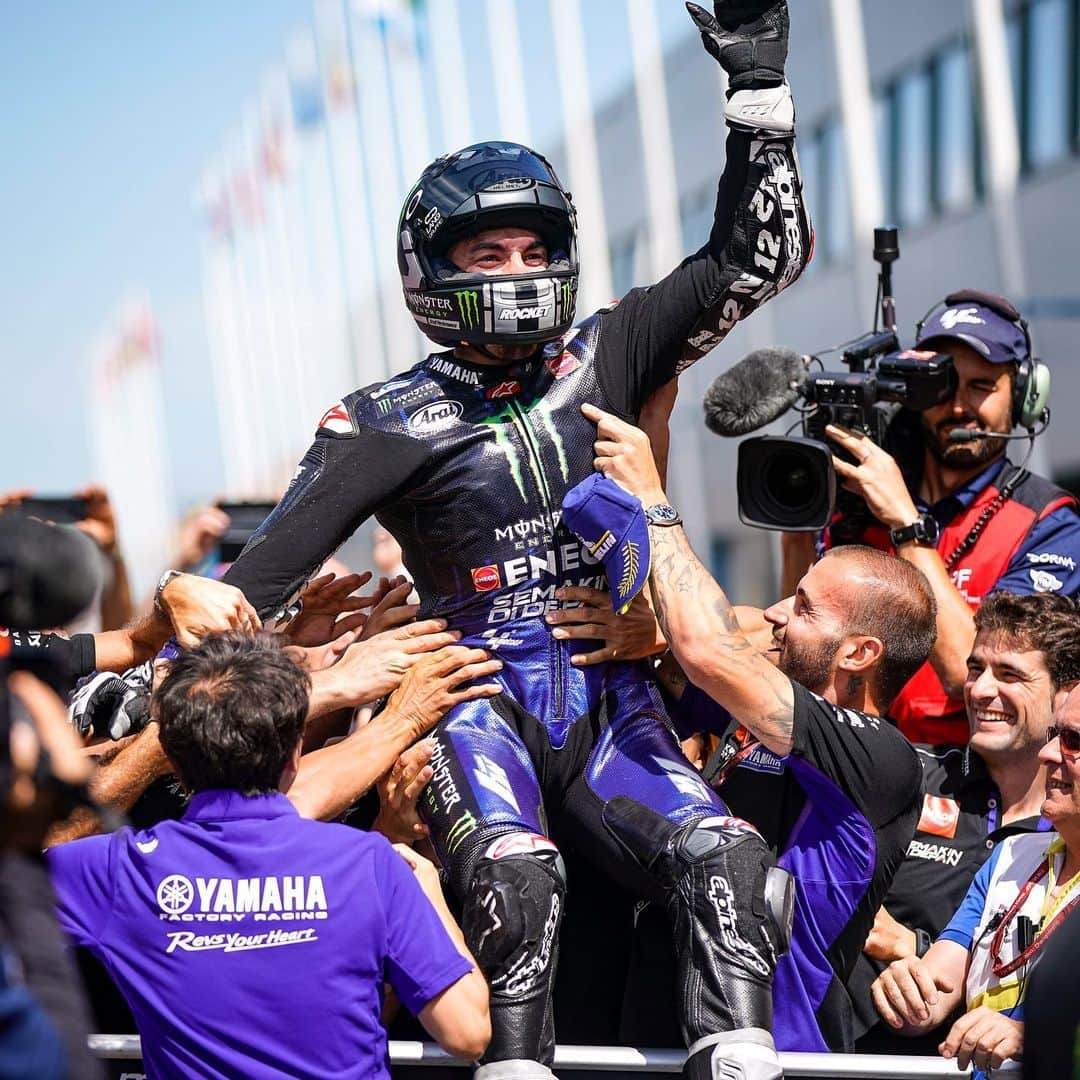 YamahaMotoGPさんのインスタグラム写真 - (YamahaMotoGPInstagram)「YESSSS! 🏆 . . #MonsterYamaha | #MotoGP | #DutchGP | #MonsterEnergy | #MV12 | @maverick12official」7月1日 2時21分 - yamahamotogp