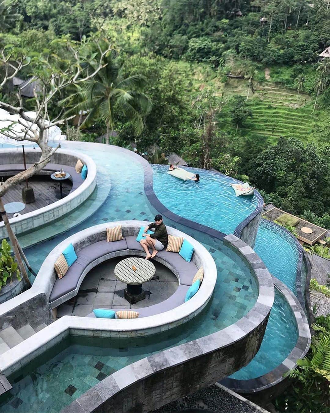 Inspirationさんのインスタグラム写真 - (InspirationInstagram)「Essa é a piscina do Resort Kayon, localizado em Bali, na Indonésia. O resort cinco estrelas fica no alto das colinas de Ubud, rodeado pelo sagrado rio Petanu. Projetado em completa harmonia com a natureza. #decoreinteriores #decorcriative. Follow @arquiteturaz __________________ Foto: SahabatDickhers Local: Bali, na Indonésia」7月1日 2時22分 - decorcriative