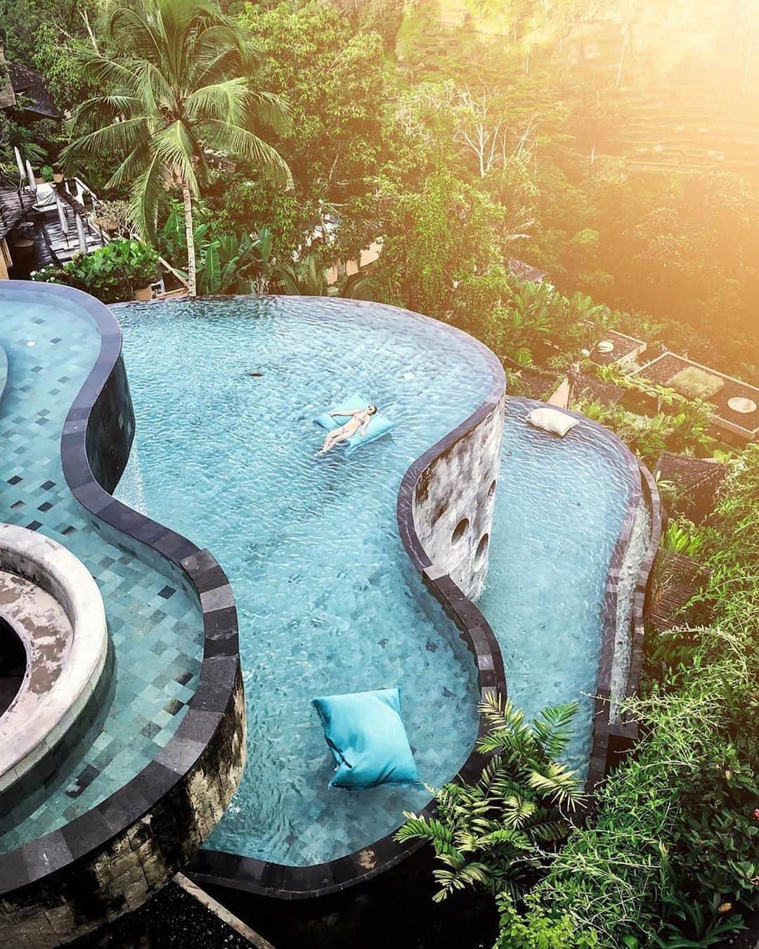 Inspirationさんのインスタグラム写真 - (InspirationInstagram)「Essa é a piscina do Resort Kayon, localizado em Bali, na Indonésia. O resort cinco estrelas fica no alto das colinas de Ubud, rodeado pelo sagrado rio Petanu. Projetado em completa harmonia com a natureza. #decoreinteriores #decorcriative. Follow @arquiteturaz __________________ Foto: SahabatDickhers Local: Bali, na Indonésia」7月1日 2時22分 - decorcriative