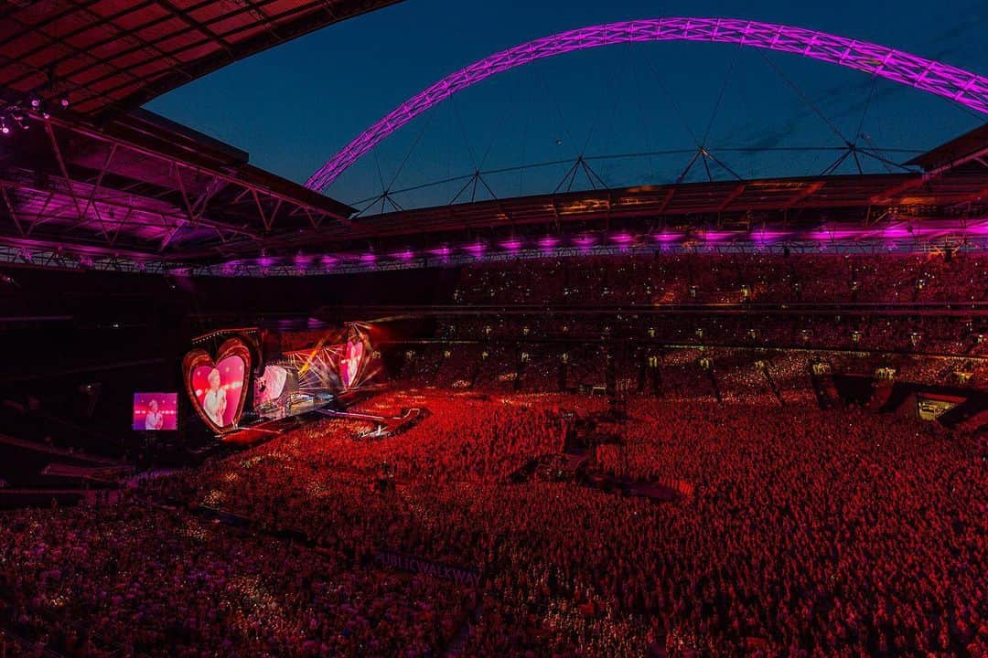 P!nk（ピンク）さんのインスタグラム写真 - (P!nk（ピンク）Instagram)「Wembley Stadium. The team that I have are the best of the best in every sector of this incredibly magical monster that we have created. This is my gratitude; I am grateful that none of us listened to anyone when they told us that this wasn’t possible. I am grateful that we didn’t listen to ourselves when we thought we weren’t good enough. And I’m grateful to all of the beautiful hearts 💕 in the world that just want to love and be loved. I’m glad I get to travel around and see that the world is actually made up of so much light and life. They want us to think that it’s a scary place full of hate. Maybe it is sometimes, a little. But it’s also billions of beautiful hearts. 🙏 photo by @andrewmacpherson_official」7月1日 2時22分 - pink