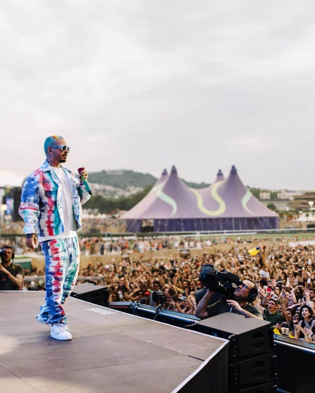 ゲスさんのインスタグラム写真 - (ゲスInstagram)「Vibras 🌈⚡️ @jbalvin wearing custom pieces by @guessjeans 🔻 congrats on the new album with @badbunnypr. Who’s heard it?! #Oasis (📸: @orliarias) #GUESSJeansUSA」7月1日 2時25分 - guess