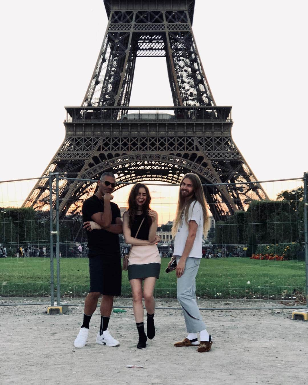 リリー・コリンズさんのインスタグラム写真 - (リリー・コリンズInstagram)「Around this time last year. Parisian evenings with these two legends and our Eiffel Tower backdrop...」7月1日 2時29分 - lilyjcollins