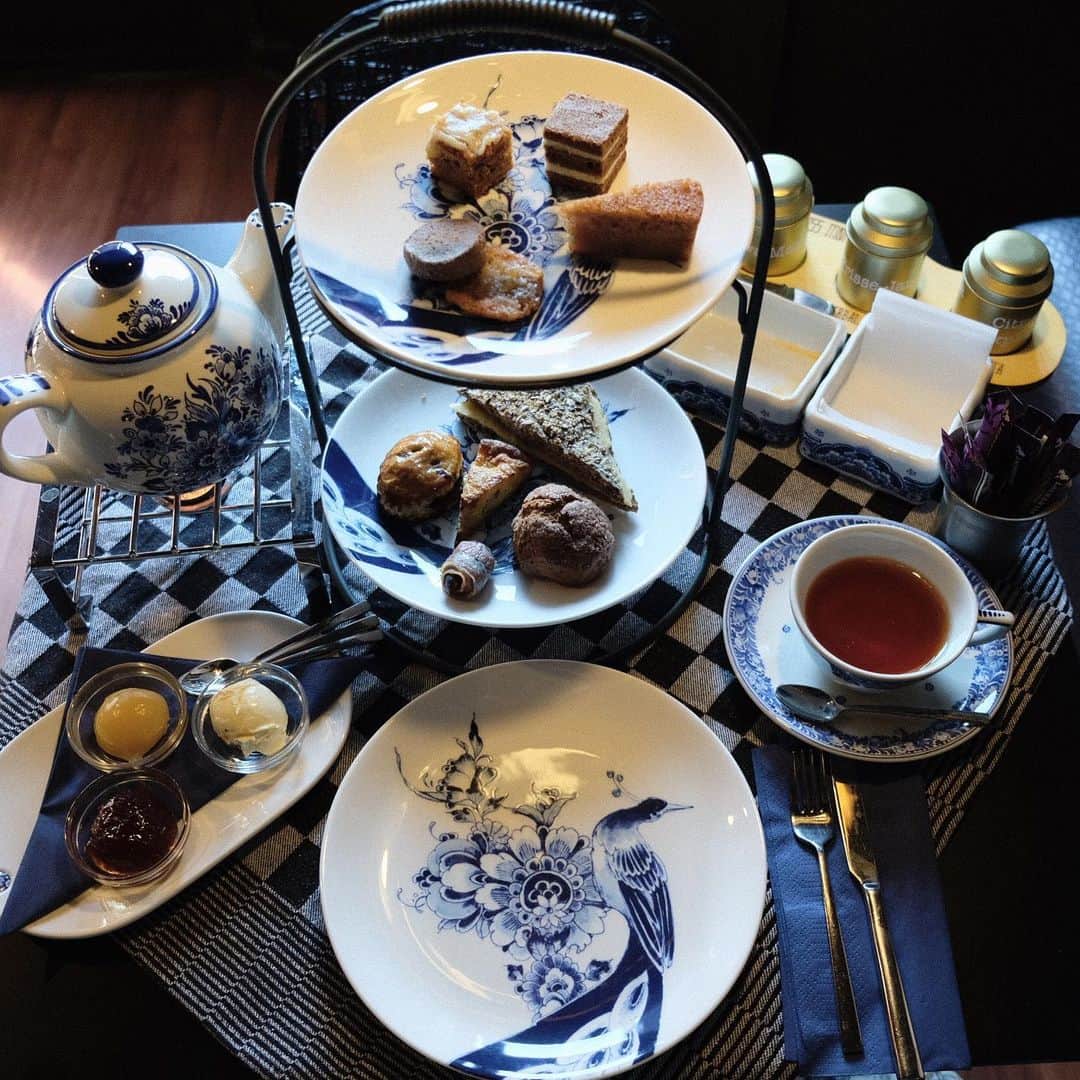 KUNIKAのインスタグラム：「Royal Delft with the Blue high tea ☕️💙💙💙﻿ ﻿ 17世紀のレシピで作られたスイーツをいただくハイティー﻿ 独特のスパイスが効いてて初めての味、良い経験。﻿ なによりデルフト食器で頂けるのがなんとも贅沢💙﻿ (ティーポットをキャンドルで温めるの素敵でした。☕️」