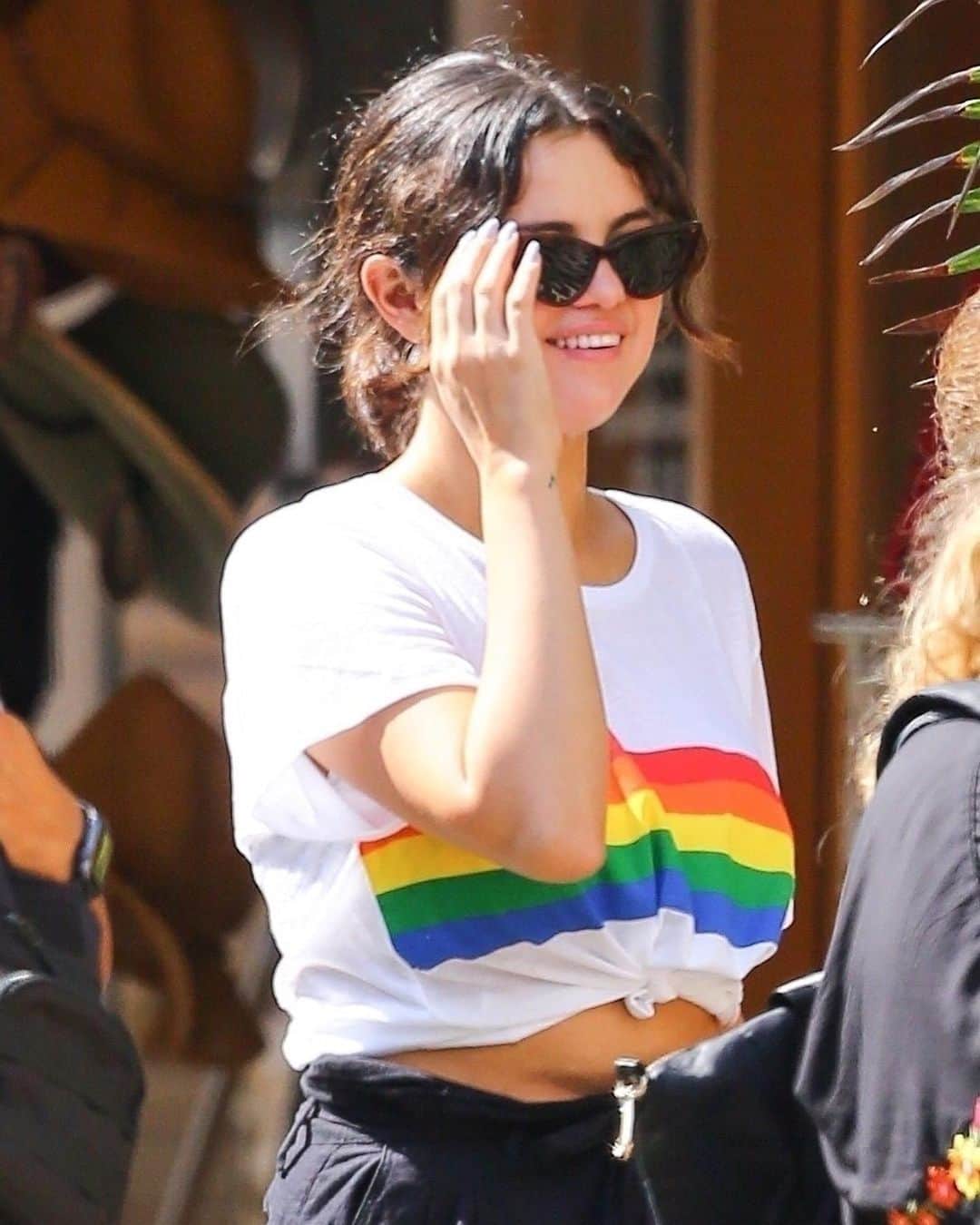 Just Jaredさんのインスタグラム写真 - (Just JaredInstagram)「@selenagomez wears a rainbow shirt and pink fuzzy sandals while on vacation in Mexico! #SelenaGomez Photos: BackGrid」7月1日 2時45分 - justjared