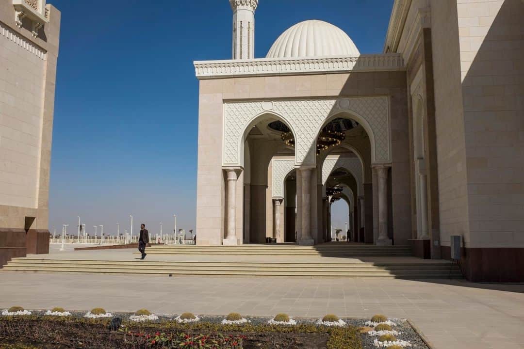 ルモンドさんのインスタグラム写真 - (ルモンドInstagram)「Plantée dans le sable, l’imposante mosquée Al-Fattah Al-Alim flanquée de ses quatre minarets se découpe sur l’horizon tel un mirage en plein désert. Recouverte de marbre blanc et de riches ornements, capable d’accueillir 12 000 fidèles, elle doit marquer l’entrée de la future capitale administrative égyptienne. C’est ici, à une cinquantaine de kilomètres à l’est du Caire, en direction de la ville stratégique de Suez, qu’une armada d’ouvriers, d’ingénieurs et de militaires trime nuit et jour, depuis mai 2016, pour que se concrétisent les rêves de grandeur du maître du pays : bâtir, sur une portion de désert de la taille de Singapour, la vitrine de l’Egypte de demain. « Sissi-City », comme la nomment volontiers les Egyptiens, a été pensée pour être moderne, aseptisée, sécurisée, durable et connectée ; un centre du pouvoir capable de rivaliser avec les plus grandes capitales mondiales. - 1 : La mosquée Al-Fattah Al-Alim, inaugurée le 6 janvier, est le premier édifice achevé de la « nouvelle capitale » égyptienne. 2 : Une des entrées de la mosquée Al-Fattah El-Alim. 3 : Un quartier résidentiel en chantier, le 4 février. 4 : La cathédrale Naissance-du-Christ est peu visitée par les fidèles. 5 : Le projet du quartier des ministères comprend 36 immeubles. - Photos : Heba Khamis (@heba__khamis) #PourLeMonde #sissycity #egypt」7月1日 3時02分 - lemondefr