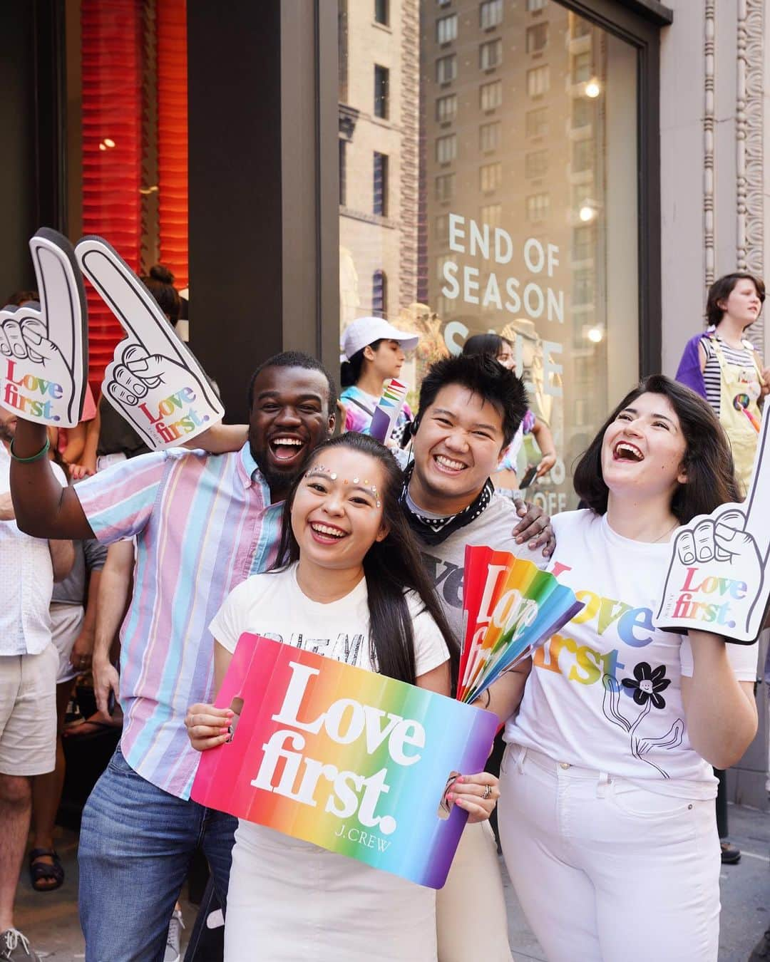 ジェイクルーさんのインスタグラム写真 - (ジェイクルーInstagram)「Happy #NYCPride from J.Crew Fifth Avenue! 🌈 Here’s to sharing the love today, and every day. #lovefirst」7月1日 2時55分 - jcrew