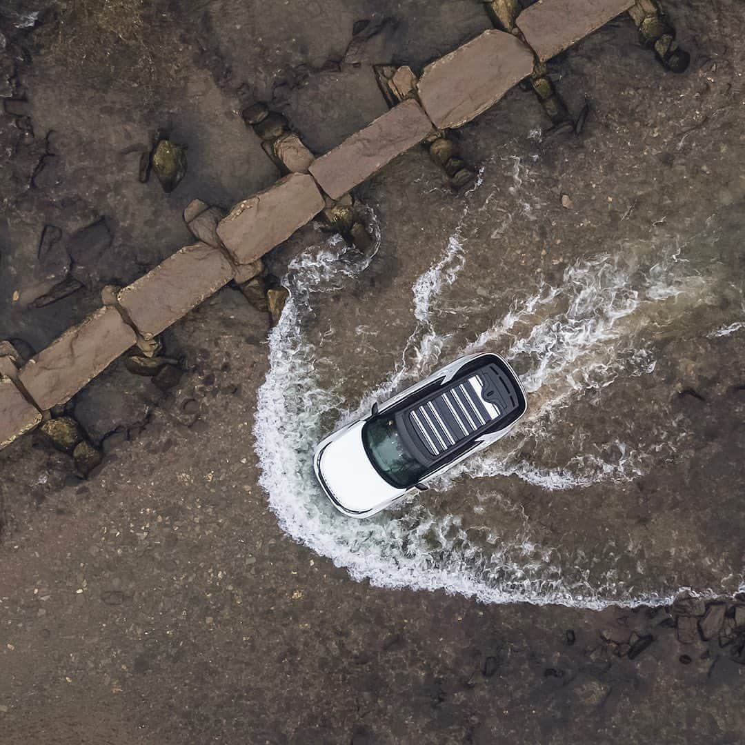 Land Roverさんのインスタグラム写真 - (Land RoverInstagram)「Go beyond the beaten track on your next family adventure with the extraordinary capability of the #LandRover #Discovery.  #4x4 #Adventure #Carsofinstagram #Cars #Car #AutomotiveDesign #Instacar #SUV #CarLifestyle #Adventure #Adventuring #Wading #RiverCrossing」7月1日 2時57分 - landrover