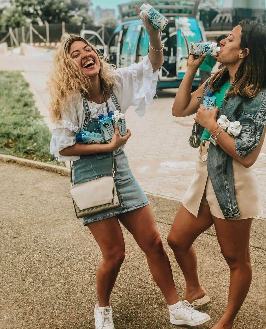 Vita Coco Coconut Waterのインスタグラム：「When someone says free samples.」